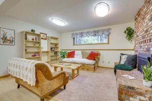 Posezení v ubytování Near Olympic NP and Beaches! Nature Lovers Retreat