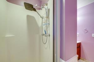 Koupelna v ubytování Near Olympic NP and Beaches! Nature Lovers Retreat + 18 fotografií