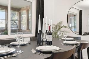 Foto sihtkohas Buckingham asuva majutusasutuse Moody Modern Getaway Walk to CSU and City Park galeriist