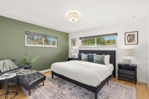 Voodi või voodid majutusasutuse Moody Modern Getaway Walk to CSU and City Park toas