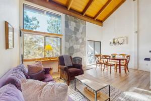 een woonkamer met een bank en een tafel bij Alpine Retreat in Truckee