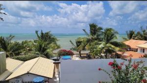 uitzicht op het strand vanaf het balkon van een resort bij rooftop Bellamar in Pôrto de Pedras