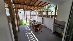 een patio met een tafel en stoelen in een huis bij rooftop Bellamar in Pôrto de Pedras