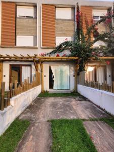 een huis met een hek en een oprit bij rooftop Bellamar in Pôrto de Pedras