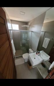 een badkamer met wastafel en toilet bij rooftop Bellamar in Pôrto de Pedras +18 foto's