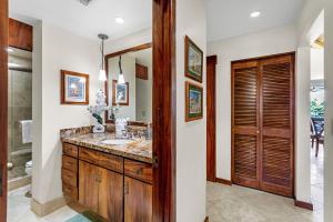 Puunoa Beach Estates 205 في Puunoa: حمام مع حوض ومرآة +41 صورة