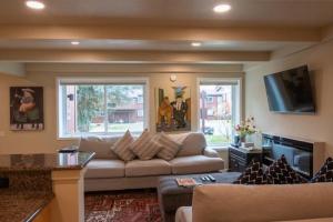 un soggiorno con un divano e una grande finestra di Atelier Condo 1035 a Sun Valley