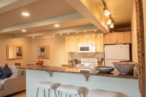 una cucina con bancone e alcuni sgabelli da bar di Atelier Condo 1035 a Sun Valley