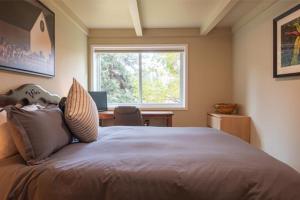 una camera con letto, scrivania e finestra di Atelier Condo 1035 a Sun Valley