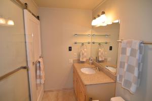 un bagno con lavandino e specchio di Atelier Condo 1035 a Sun Valley Altre 28 foto