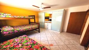 a bedroom with two bunk beds and a closet at Casa em Ubatuba a 350m da Praia das Toninhas - Casa Praia in Ubatuba +23 photos