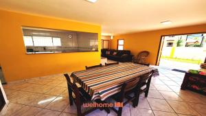 a large dining room with a table and chairs at Casa em Ubatuba a 350m da Praia das Toninhas - Casa Praia in Ubatuba