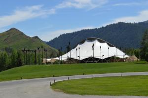 una grande tenda bianca in mezzo a un campo di Atelier Condo 1035 a Sun Valley