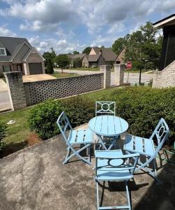 een blauwe tafel en twee stoelen en een tafel en stoelen bij War Eagle Landing a 4BR and 3BA Family-Friendly Auburn Retreat in Auburn