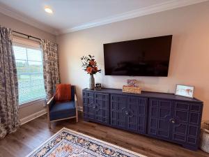 een woonkamer met een grote televisie aan de muur bij War Eagle Landing a 4BR and 3BA Family-Friendly Auburn Retreat in Auburn