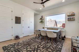 Wolf Lodge CondominiumにあるLuxury Powder Mountain Village Sanctuaryのテーブルと椅子のあるダイニングルーム