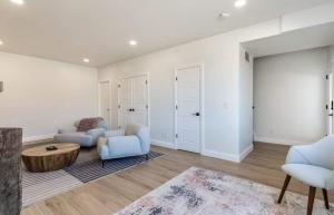 Wolf Lodge CondominiumにあるLuxury Powder Mountain Village Sanctuaryのリビングルーム(椅子2脚、コーヒーテーブル付)