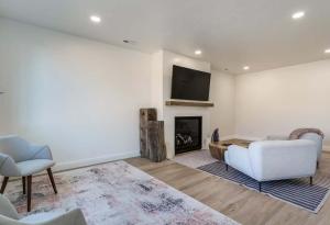 Wolf Lodge CondominiumにあるLuxury Powder Mountain Village Sanctuaryの白いソファと暖炉のあるリビングルーム +22枚の写真