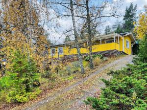 Κήπος έξω από το Cozy Forest Hideaway with Hot Tub