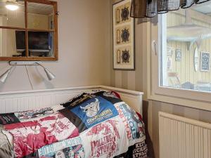 Ένα ή περισσότερα κρεβάτια σε δωμάτιο στο Cozy Forest Hideaway with Hot Tub