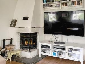 Μια τηλεόραση ή/και κέντρο ψυχαγωγίας στο Cozy Forest Hideaway with Hot Tub