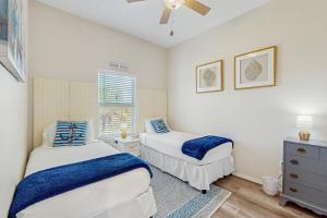 ロックポートにあるSunrise Retreatのベッド2台と窓のある寝室 +20枚の写真