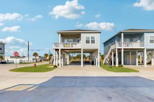 ロックポートにあるSunrise Retreatの道路に面した2つのバルコニーがある家