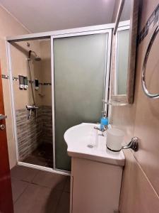 ein Badezimmer mit Waschbecken und Dusche in der Unterkunft Departamento 1 dormitorio a metros de Patio Olmos in Cordoba