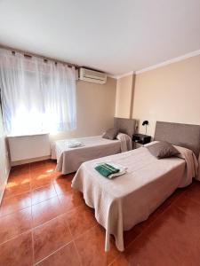 ein Zimmer mit zwei Betten und einem Fenster in der Unterkunft Departamento 1 dormitorio a metros de Patio Olmos in Cordoba