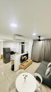 ein Wohnzimmer mit Sofa und Tisch in der Unterkunft Minimalist stay Midas Seri Alam High floor in Masai
