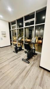 ein leerer Raum mit Schreibtischen und Stühlen in einem Gebäude in der Unterkunft Minimalist stay Midas Seri Alam High floor in Masai