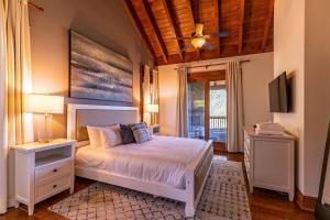 a bedroom with a bed and a ceiling fan at Blue Hole Lodge at Blue Ridge Mountain Club in Stony Fork +68 photos