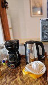 blat z kawiarką i talerzem w obiekcie Dar Elyssa - Free Breakfast - Résidence Oasis Tozeur w mieście Tauzar