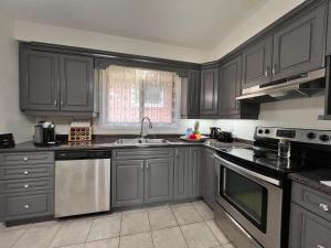 Η κουζίνα ή μικρή κουζίνα στο Beautiful 3 Bedrooms Guesthouse +30 φωτογραφίες