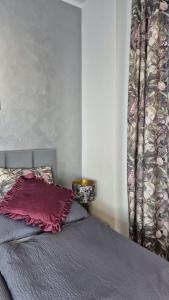 a bedroom with a bed with a red pillow at Moderní apartmán v blízkosti centra,Wifi,Netflix in Hradec Králové