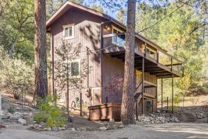 een huis in het bos met een boom bij Walk to Village! Romantic Pine Mtn Nature Escape in Pine Mountain Club