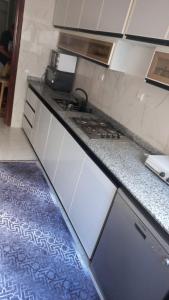 Η κουζίνα ή μικρή κουζίνα στο Appartement ville des roses +3 φωτογραφίες