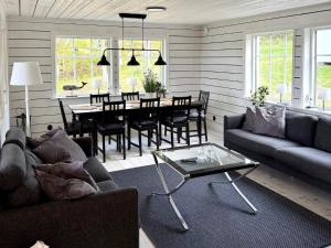 Χώρος καθιστικού στο 5 star holiday home in Mastrand