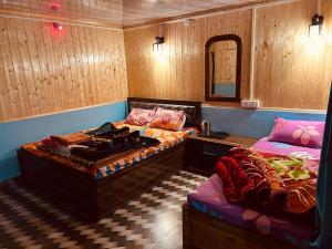 Postel nebo postele na pokoji v ubytování Rishi Homestay