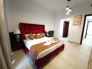 Ένα ή περισσότερα κρεβάτια σε δωμάτιο στο Harf-RAW502 Large 2BHK Near ADNEC