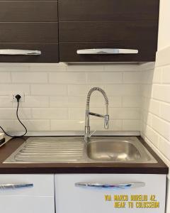 een gootsteen met een kraan erop bij il Plancton in Rome