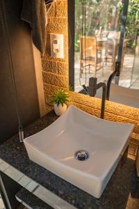 ein weißes Waschbecken auf einer Ablage in einem Badezimmer in der Unterkunft Rancho Flamboyant Lazer in Lajeado + 91 Fotos
