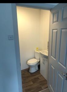 Un baño con un inodoro blanco y un lavabo. en The Wellington Hotel & Holiday Flats, en Morecambe