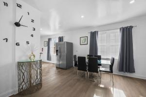 Φωτογραφία από το άλμπουμ του Downtown Detroit 3BR • Free Parking • Wi-Fi σε Dearborn