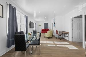 Χώρος καθιστικού στο Downtown Detroit 3BR • Free Parking • Wi-Fi