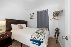 Ένα ή περισσότερα κρεβάτια σε δωμάτιο στο Downtown Detroit 3BR • Free Parking • Wi-Fi