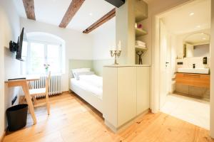 TV a/nebo společenská místnost v ubytování Gasthof am Schloss