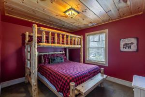 una camera con letto a castello e pareti rosse di Stoney Brook Cottage at Echota a Boone Altre 37 foto
