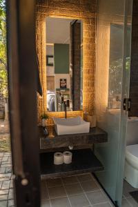 ein Badezimmer mit Waschbecken und Spiegel in der Unterkunft Rancho Flamboyant Lazer in Lajeado