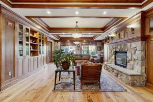 - un salon ouvert avec une cheminée en pierre dans l'établissement Eagle Springs East 302: Boxelder Suite, à Solitude